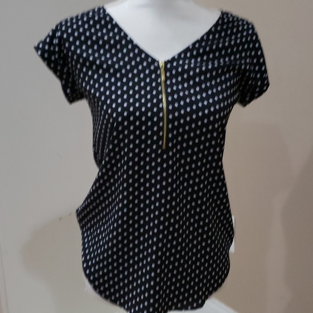 Short sleeve black and white blouse with zipper